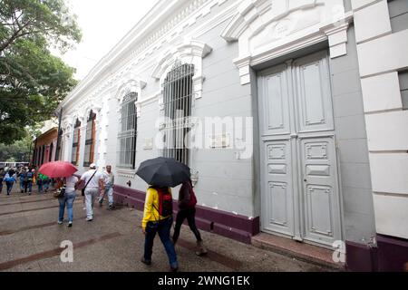 Caracas, Venezuela - 6. Mai 2014 - Menschen laufen auf den zentralen Straßen von Caracas, Venezuela Stockfoto