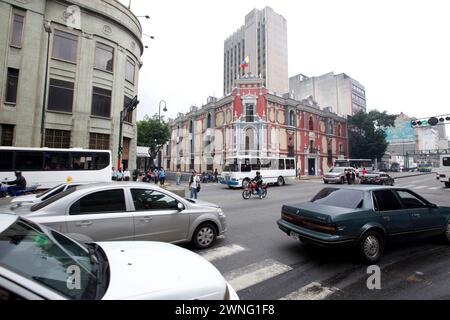 Caracas, Venezuela - 08. Mai 2014 - Auto- und Busverkehr auf einer der Hauptstraßen in Caracas, Venezuela Stockfoto