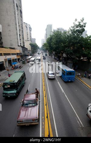 Caracas, Venezuela - 08. Mai 2014 - Auto- und Busverkehr auf einer der Hauptstraßen in Caracas, Venezuela Stockfoto