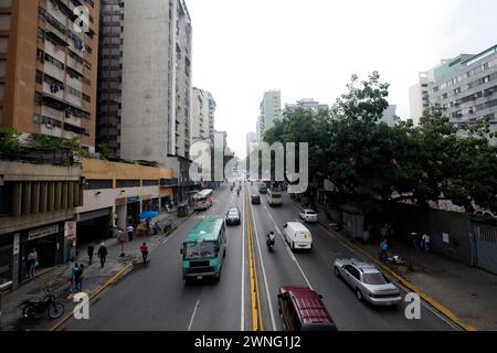 Caracas, Venezuela - 08. Mai 2014 - Auto- und Busverkehr auf einer der Hauptstraßen in Caracas, Venezuela Stockfoto