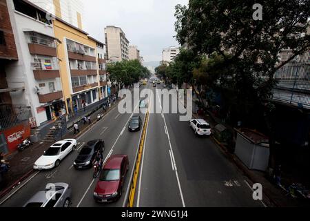 Caracas, Venezuela - 08. Mai 2014 - Autoverkehr auf einer der Hauptstraßen in Caracas, Venezuela Stockfoto