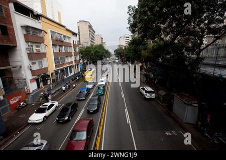 Caracas, Venezuela - 08. Mai 2014 - Auto- und Busverkehr auf einer der Hauptstraßen in Caracas, Venezuela Stockfoto