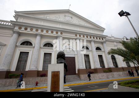 Caracas, Venezuela - 08. Mai 2014 - Menschen gehen vor der Fassade des Legislativpalastes in Caracas, Venezuela Stockfoto