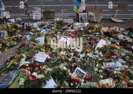 Berlin, Deutschland, am 2. März 2024. Seit dem Tod Alexej Nawalnys am 16. Februar 2024 haben die Trauernden in Berlin kontinuierlich Blumen, Kerzen und Bilder vor der russischen Botschaft gelegt und damit dem Oppositionsführer geehrt, der mit 47 Jahren starb. Nawalny, ein lautstarker Kritiker der Korruption innerhalb der politischen Elite Russlands, ist zu einem Symbol des Widerstands gegen politische Repression geworden. Die Gedenkstätte, die seit Nawalnys Tod einen stetigen Strom von Individuen erlebt hat, ist ein ergreifendes Zeugnis für seinen Einfluss auf die globale Bühne und sein unerbittliches Streben nach einer transparenten und demokratischen Ru Stockfoto