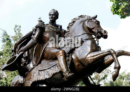 Statue von simon bolivar mit Taube auf der Schulter in der Innenstadt von caracas, venezuela Stockfoto