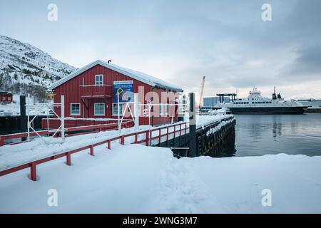 Malerischer Blick auf ein traditionelles norwegisches Rotes Haus am Hafen von Lødingen, östliche Lofoten, Norwegen. Stockfoto