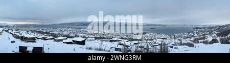 Panoramablick auf die Stadt Narvik entlang des Ofotfjorden in Nordnorwegen. Stockfoto