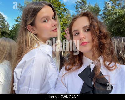 Schulkinder machen ein Foto an einem Sommertag. Stockfoto