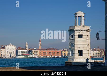 VENEDIG, ITALIEN, 2. Februar 2024: Leuchtturm von San Giorgio Maggiore und die Stadt Venedig auf der anderen Seite der Lagune Stockfoto