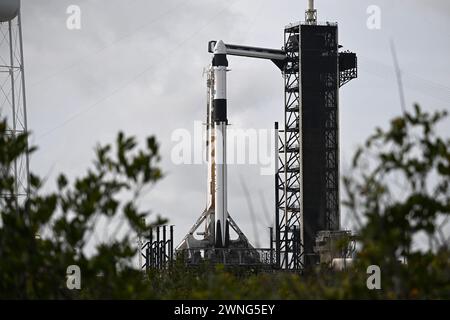 Eine SpaceX Falcon 9-Rakete ist bereit, ihr Raumschiff Cargo Dragon mit der NASA-Besatzung 8 vom Launch Complex 39A im Kennedy Space Center, Florida, am Samstag, den 2. März 2024 zur Internationalen Raumstation zu starten. Foto: Joe Marino/UPI Credit: UPI/Alamy Live News Stockfoto