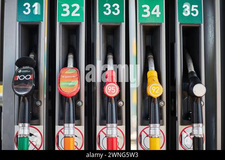 Gaspumpe an einer Tankstelle. Tanken des Fahrzeugs. Benzinspender, Kraftstoffdüseneinheit, Tankpistole 95 92 b POWER 100 Benzin- und Dieselkraftstoff, Benzinschlauch. Stockfoto