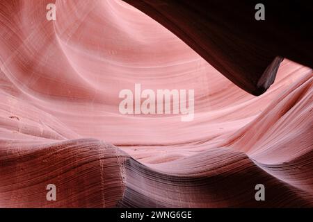 Nahaufnahme der Sandsteinmauern des Antelope Canyon. Die komplizierten Details und wirbelnden Muster wurden durch Millionen Jahre Wassererosion geformt. Stockfoto