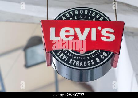 Kultiges Branding. Levi Strauss – Logowerbung in runder Form. Stockfoto