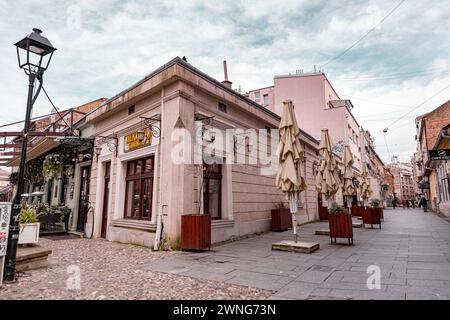 Belgrad, Serbien - 8. Februar 2024: Skadarska Street, eine berühmte Unterhaltungs- und Nachtlebenstraße im Zentrum von Belgrad, der Hauptstadt Serbiens. Stockfoto