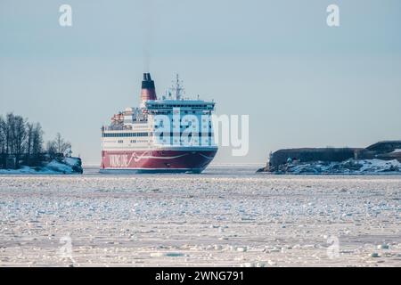 Helsinki/Finnland - 19. FEBRUAR 2024: Die von der Viking Line betriebene Pkw-Fähre MV Gabriella überquert die Meerenge von Kustaanmiekka im klaren Winter Stockfoto