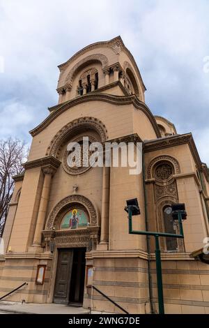 Belgrad, Serbien - 8. Februar 2024: Die Kirche St. Alexander Newski ist eine serbisch-orthodoxe Kirche in Belgrad. Es wurde im Stil von Morav erbaut Stockfoto