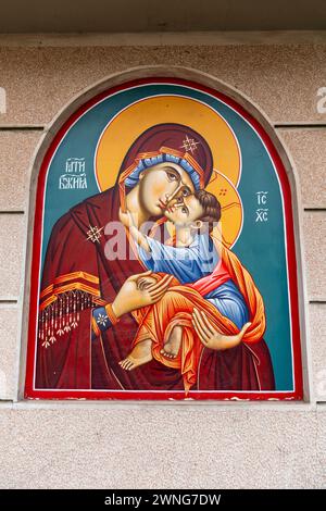 Belgrad, Serbien - 8. Feb 2024: Darstellung der Jungfrau Maria und des Jesuskindes am Eingang der St. Alexander Newski serbisch-orthodoxe Kirche in Belgrad, Serbi Stockfoto