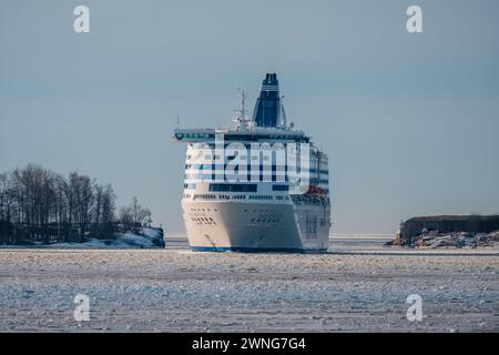 Helsinki / Finnland - 19. FEBRUAR 2024: Die Personenwagenfähre MV Silja Serenade, die von der Silja Line betrieben wird, überquert die Meerenge von Kustaanmiekka mit klarem Sieg Stockfoto