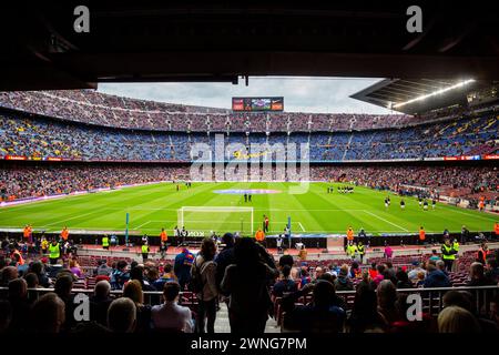 FANS, SAUGEN ATMOSPHÄRE AUF, BARCELONA FC, 2019: Barcelona-Fans im Camp Nou genießen die Stadionatmosphäre, bevor sie einen seriösen Rivalen aus der La Liga gewinnen. Barcelona FC gegen Sevilla FC in Camp Nou, Barcelona am 5. April 2017. Foto: Rob Watkins. Barca gewann das Spiel 3-0 mit drei Toren in den ersten 33 Minuten. Das Spiel wurde in einer Regenflut während eines massiven Sturms gespielt. Stockfoto