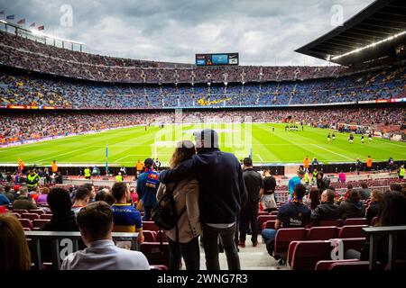 FANS, SAUGEN ATMOSPHÄRE AUF, BARCELONA FC, 2019: Barcelona-Fans im Camp Nou genießen die Stadionatmosphäre, bevor sie einen seriösen Rivalen aus der La Liga gewinnen. Barcelona FC gegen Sevilla FC in Camp Nou, Barcelona am 5. April 2017. Foto: Rob Watkins. Barca gewann das Spiel 3-0 mit drei Toren in den ersten 33 Minuten. Das Spiel wurde in einer Regenflut während eines massiven Sturms gespielt. Stockfoto