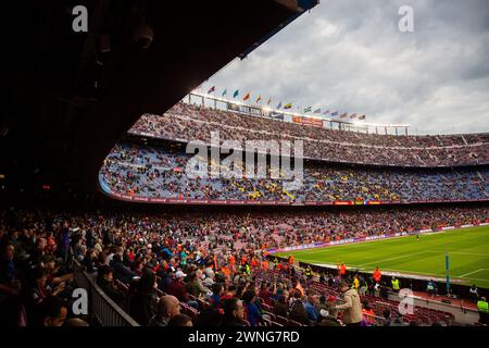 FANS, SAUGEN ATMOSPHÄRE AUF, BARCELONA FC, 2019: Barcelona-Fans im Camp Nou genießen die Stadionatmosphäre, bevor sie einen seriösen Rivalen aus der La Liga gewinnen. Barcelona FC gegen Sevilla FC in Camp Nou, Barcelona am 5. April 2017. Foto: Rob Watkins. Barca gewann das Spiel 3-0 mit drei Toren in den ersten 33 Minuten. Das Spiel wurde in einer Regenflut während eines massiven Sturms gespielt. Stockfoto