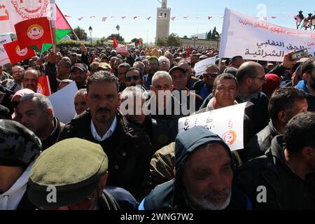 Kasbah, Tunis, Tunesien. März 2024. Der Generalsekretär der UGTT, Noureddine Taboubi, sprach während der Demonstration, die in Kasbah vor dem Regierungssitz in Anwesenheit Tausender seiner Unterstützer und Journalisten aus der lokalen und ausländischen Presse stattfand, von gewerkschaftsrechten, wirtschaftliche und soziale Rechte, solange die bürgerlichen und individuellen Rechte nicht gewährleistet sind. (Kreditbild: © Chokri Mahjoub/ZUMA Press Wire) NUR REDAKTIONELLE VERWENDUNG! Nicht für kommerzielle ZWECKE! Stockfoto