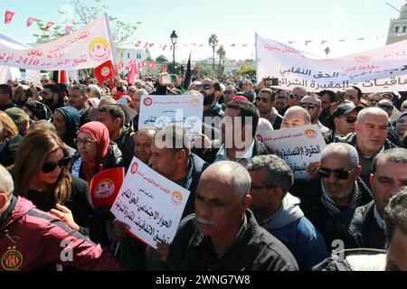 Kasbah, Tunis, Tunesien. März 2024. Der Generalsekretär der UGTT, Noureddine Taboubi, sprach während der Demonstration, die in Kasbah vor dem Regierungssitz in Anwesenheit Tausender seiner Unterstützer und Journalisten aus der lokalen und ausländischen Presse stattfand, von gewerkschaftsrechten, wirtschaftliche und soziale Rechte, solange die bürgerlichen und individuellen Rechte nicht gewährleistet sind. (Kreditbild: © Chokri Mahjoub/ZUMA Press Wire) NUR REDAKTIONELLE VERWENDUNG! Nicht für kommerzielle ZWECKE! Stockfoto