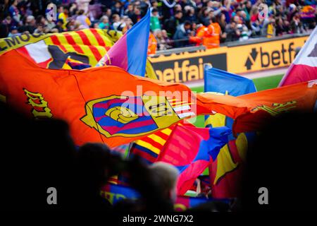 CULERS HARDCORE FANS, FLAGS, BARCELONA FC, 2019: Die passionierten Culers Fans von Barcelona im Camp Nou feiern einen leichten Sieg über einen Titelrivalen. Barcelona FC gegen Sevilla FC in Camp Nou, Barcelona am 5. April 2017. Foto: Rob Watkins. Barca gewann das Spiel 3-0 mit drei Toren in den ersten 33 Minuten. Das Spiel wurde in einer Regenflut während eines massiven Sturms gespielt. Stockfoto