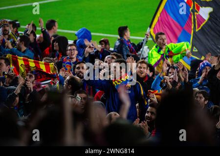 CULERS HARDCORE-FANS, BARCELONA FC, 2019: Die passionierten Culers-Fans von Barcelona im Camp Nou feiern einen leichten Sieg über einen Titelrivalen. Barcelona FC gegen Sevilla FC in Camp Nou, Barcelona am 5. April 2017. Foto: Rob Watkins. Barca gewann das Spiel 3-0 mit drei Toren in den ersten 33 Minuten. Das Spiel wurde in einer Regenflut während eines massiven Sturms gespielt. Stockfoto