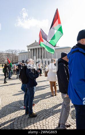 München, Deutschland. März 2024. Am 2. März 2024 nahmen erneut Hunderte an einer Demonstration in München Teil, bei der sie einen Waffenstillstand in Gaza forderten und um die Toten des Krieges betrauerten. (Foto: Alexander Pohl/SIPA USA) Credit: SIPA USA/Alamy Live News Stockfoto