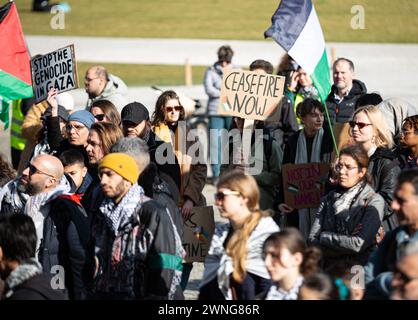 München, Deutschland. März 2024. Am 2. März 2024 nahmen erneut Hunderte an einer Demonstration in München Teil, bei der sie einen Waffenstillstand in Gaza forderten und um die Toten des Krieges betrauerten. (Foto: Alexander Pohl/SIPA USA) Credit: SIPA USA/Alamy Live News Stockfoto