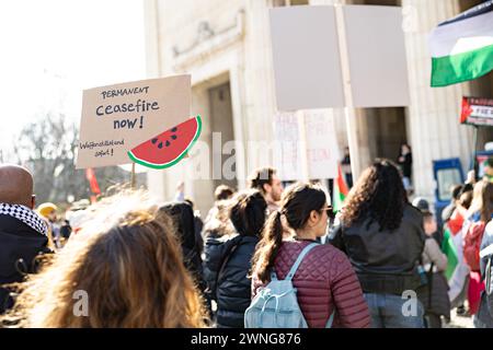 München, Deutschland. März 2024. Am 2. März 2024 nahmen erneut Hunderte an einer Demonstration in München Teil, bei der sie einen Waffenstillstand in Gaza forderten und um die Toten des Krieges betrauerten. (Foto: Alexander Pohl/SIPA USA) Credit: SIPA USA/Alamy Live News Stockfoto