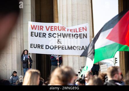 München, Deutschland. März 2024. Am 2. März 2024 nahmen erneut Hunderte an einer Demonstration in München Teil, bei der sie einen Waffenstillstand in Gaza forderten und um die Toten des Krieges betrauerten. (Foto: Alexander Pohl/SIPA USA) Credit: SIPA USA/Alamy Live News Stockfoto