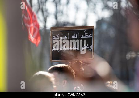 München, Deutschland. März 2024. Am 2. März 2024 nahmen erneut Hunderte an einer Demonstration in München Teil, bei der sie einen Waffenstillstand in Gaza forderten und um die Toten des Krieges betrauerten. (Foto: Alexander Pohl/SIPA USA) Credit: SIPA USA/Alamy Live News Stockfoto