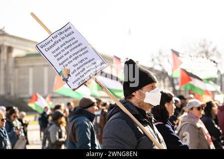 München, Deutschland. März 2024. Am 2. März 2024 nahmen erneut Hunderte an einer Demonstration in München Teil, bei der sie einen Waffenstillstand in Gaza forderten und um die Toten des Krieges betrauerten. (Foto: Alexander Pohl/SIPA USA) Credit: SIPA USA/Alamy Live News Stockfoto