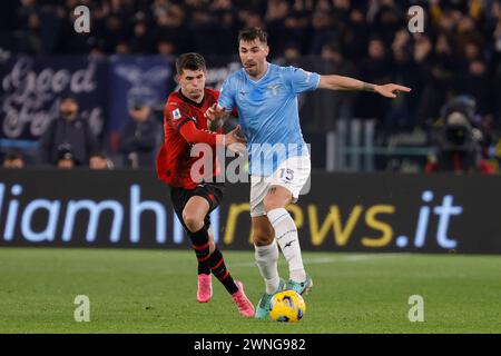 Alessio Romagnoli von Latium wird von Christian Pulisic aus Mailand während der Serie A Fußballspiel SS Lazio - AC Milan im Stadio Olimpico am 1. März 2024 in Rom, Italien, herausgefordert. Stockfoto