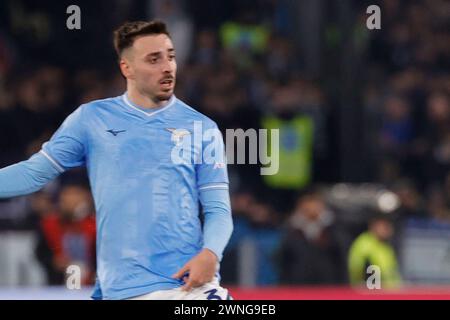 Fuentes Mario Gila aus Latium kontrolliert den Ball während des Fußballspiels der Serie A SS Lazio - AC Milan im Stadio Olimpico am 1. März 2024 in Rom. Stockfoto
