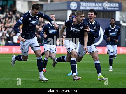 London, Großbritannien. März 2024. ZIEL. Der Torschütze des ersten Millwall-Tores Zian Flemming (Millwall, 3. Rechts) feiert mit seinen Teamkollegen während des Millwall V Watford Matches in der EFL Championship in den, Bermondsey, London. Dieses Bild ist NUR für REDAKTIONELLE ZWECKE bestimmt. Für jede andere Verwendung ist eine Lizenz von Football DataCo erforderlich. Quelle: MARTIN DALTON/Alamy Live News Stockfoto