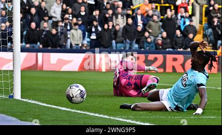 London, Großbritannien. März 2024. Vakoun Bayo (Watford) zuckt, als er den Ball breit legt, beobachtet von Matija Sarkic (Millwall, Torhüter) während des Millwall V Watford Matches in der EFL Championship in den, Bermondsey, London. Dieses Bild ist NUR für REDAKTIONELLE ZWECKE bestimmt. Für jede andere Verwendung ist eine Lizenz von Football DataCo erforderlich. Quelle: MARTIN DALTON/Alamy Live News Stockfoto