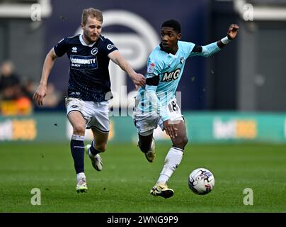 London, Großbritannien. März 2024. Yáser Asprilla (Watford, 18) und Billy Mitchell (Millwall) während des Millwall V Watford Matches in der EFL Championship in den, Bermondsey, London. Dieses Bild ist NUR für REDAKTIONELLE ZWECKE bestimmt. Für jede andere Verwendung ist eine Lizenz von Football DataCo erforderlich. Quelle: MARTIN DALTON/Alamy Live News Stockfoto