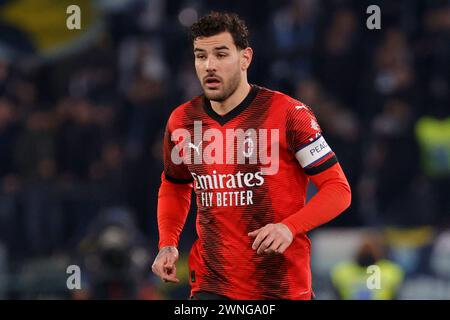 Theo Hernandez aus Mailand sieht beim Fußballspiel SS Lazio - AC Milan der Serie A im Stadio Olimpico am 1. März 2024 in Rom an. Stockfoto