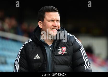 Manager Gary Caldwell (Manager Exeter City) lächelt während des Spiels der Sky Bet League 1 zwischen Peterborough und Exeter City in der London Road, Peterborough am Samstag, den 2. März 2024. (Foto: Kevin Hodgson | MI News) Credit: MI News & Sport /Alamy Live News Stockfoto