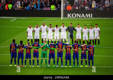 TEAMS STEHEN AN, BARCELONA FC, 2017: Die beiden Teams stehen für eine Schweigeminute vor dem Spiel an. Barcelona FC gegen Sevilla FC in Camp Nou, Barcelona am 5. April 2017. Foto: Rob Watkins. Barca gewann das Spiel 3-0 mit drei Toren in den ersten 33 Minuten. Das Spiel wurde in einer Regenflut während eines massiven Frühlingssturms ausgetragen. Stockfoto