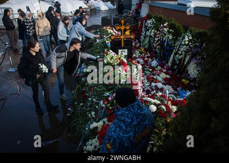 Moskau, Russland. März 2024. Die Menschen legen Blumen am Grab des russischen Oppositionsführers Alexej Nawalny, um sein Gedenken auf dem Borisow-Friedhof in Moskau zu ehren. Alexej Nawalny wurde auf dem Borisov-Friedhof in Moskau begraben. Die Trauerfeier fand in der Kirche „Quench My Sorrows“ in Maryino statt. (Credit Image: © Artem Priakhin/SOPA Images via ZUMA Press Wire) NUR REDAKTIONELLE VERWENDUNG! Nicht für kommerzielle ZWECKE! Stockfoto