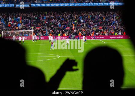 CROWD, MESSI TRIFFT, BARCELONA FC, 2017: Die Menge geht wild, als Lionel Messi das Tor von 3-0 erzielt. Barcelona FC gegen Sevilla FC in Camp Nou, Barcelona am 5. April 2017. Foto: Rob Watkins. Barca gewann das Spiel 3-0 mit drei Toren in den ersten 33 Minuten. Das Spiel wurde in einer Regenflut während eines massiven Frühlingssturms ausgetragen. Stockfoto