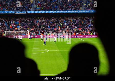 CROWD, MESSI TRIFFT, BARCELONA FC, 2017: Die Menge geht wild, als Lionel Messi das Tor von 3-0 erzielt. Barcelona FC gegen Sevilla FC in Camp Nou, Barcelona am 5. April 2017. Foto: Rob Watkins. Barca gewann das Spiel 3-0 mit drei Toren in den ersten 33 Minuten. Das Spiel wurde in einer Regenflut während eines massiven Frühlingssturms ausgetragen. Stockfoto