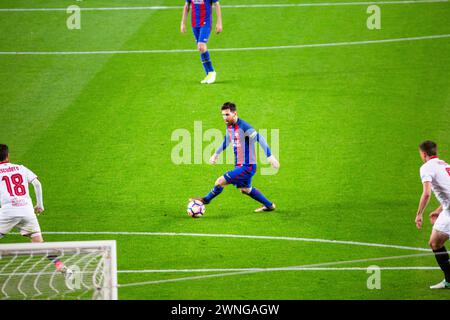 MESSI, DRIBBLE, BARCELONA FC, 2017: Lionel Messi fährt vorwärts und dribbelt durch die Verteidigung von Sevilla, um eine Chance zu schaffen. Barcelona FC gegen Sevilla FC in Camp Nou, Barcelona am 5. April 2017. Foto: Rob Watkins. Barca gewann das Spiel 3-0 mit drei Toren in den ersten 33 Minuten. Das Spiel wurde in einer Regenflut während eines massiven Frühlingssturms ausgetragen. Stockfoto