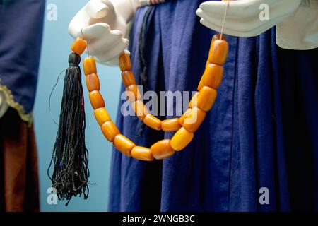 Sorgenperlen (Komboloi oder Kompoloi), eine Kette von Perlen, die mit ein oder zwei Händen bearbeitet wurden und in der griechischen und zyprischen Kultur zum Zeitvertreib verwendet wurden. Stockfoto
