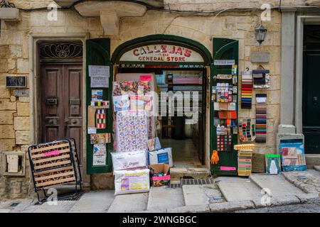 Ein typisches Beispiel für ein kleines maltesisches Geschäft - Calleja's General Store in St Paul Street, Valletta, ist seit 1888 im Geschäft Stockfoto