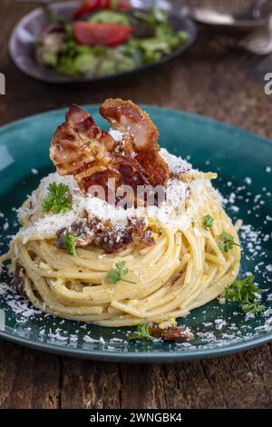 Spaghetti Carbonara Mit Salat Auf Holz Stockfoto